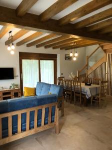 阿瑞特扎的住宿－Casa Rural Launtzin Landetxea，客厅配有蓝色的沙发和桌子
