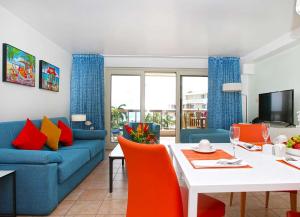 salon z niebieską kanapą i stołem w obiekcie Royal Islander Club Resort La Terrasse w mieście Lowlands