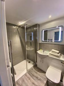 ein Bad mit einer Dusche, einem WC und einem Waschbecken in der Unterkunft Revelstoke Hotel in Bridlington
