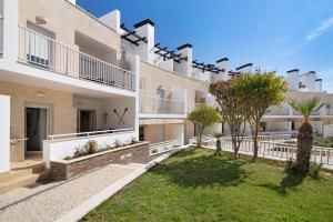 a view of the courtyard of a building at Mare Cheia in Santa Luzia