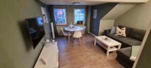 ein kleines Wohnzimmer mit einem Sofa und einem Tisch in der Unterkunft charming oldtown city in Worms