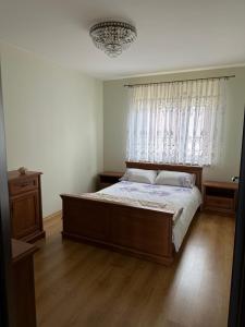 - une chambre avec un grand lit et une fenêtre dans l'établissement Apartament Poręba, à Lublin
