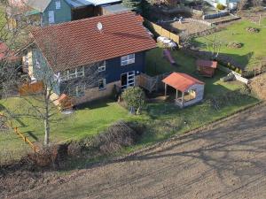 an aerial view of a house with a yard at Ferienwohnung Delfs in Hamdorf