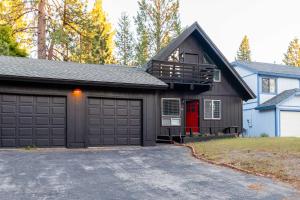 ein Haus mit einer Garage mit einer roten Tür in der Unterkunft Cozy South Lake Tahoe Home with Fireplace! in South Lake Tahoe