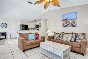 Χώρος καθιστικού στο Inviting beach house - walk to beach, shopping & dining