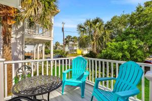 Μπαλκόνι ή βεράντα στο Inviting beach house - walk to beach, shopping & dining