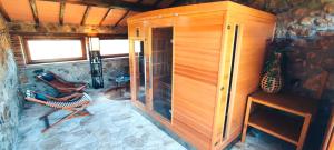 een kamer met een houten hut met 2 stoelen en een tafel bij CASALE AL LAGO con Sauna in Corbara