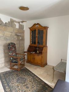 Zimmer mit einem Holzschrank und einem Stuhl in der Unterkunft Haus Charlotte in Papstdorf