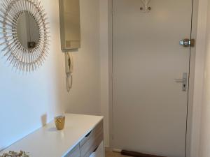 La salle de bains est pourvue d'un miroir et d'un comptoir blanc. dans l'établissement Studio Saint-Georges-de-Didonne, 1 pièce, 2 personnes - FR-1-550-27, à Saint-Georges-de-Didonne