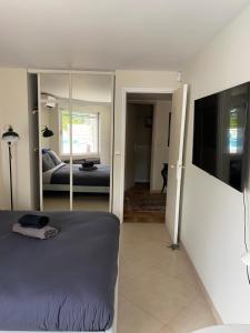 Posteľ alebo postele v izbe v ubytovaní Villa Galateias, un coin de Paradis, superbe vue avec piscine privée