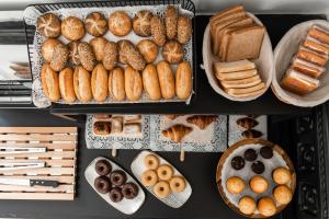 uma exposição de diferentes tipos de pão e pastelaria em Soho Boutique Palacio de Pombo em Santander
