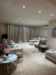 Seating area sa Amazing 4 Bedrooms family home with free parking