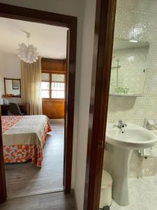 ベガデオにあるHotel La Bilbaina de Vegadeoのバスルーム(ベッド1台、シンク付)