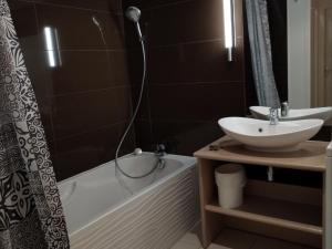 Fotografia z galérie ubytovania Appartement spacieux pour 10 pers. avec piscine intérieure, sauna et WiFi - FR-1-165B-2 v destinácii Jausiers