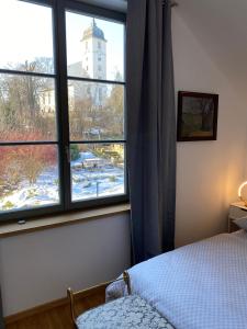 1 dormitorio con cama y ventana grande en Haus Charlotte, en Papstdorf