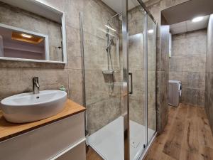 y baño con lavabo y ducha. en Apartment Center Rogaška - Pubyland, en Rogaška Slatina