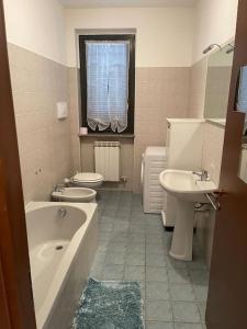 巴斯卡迪的住宿－Residenza il Ciliegio，带浴缸、卫生间和盥洗盆的浴室