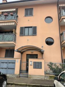 巴斯卡迪的住宿－Residenza il Ciliegio，一座带门和阳台的大型建筑