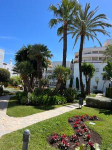 Zahrada ubytování Impeccable large apartment with immense terrace and private garden overlooking the mountain, featuring 2 bedrooms and sleeping up to 4 guests located 100 meters from Plaza Maestranza