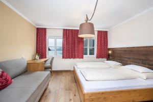 A bed or beds in a room at Kirchenwirt