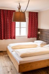 A bed or beds in a room at Kirchenwirt