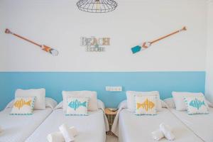 2 camas en una habitación con bates de béisbol en la pared en La Esperanza Beach- Zona Pubs y Restaurantes en Mojácar