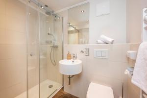 A bathroom at Kirchenwirt