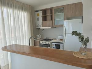 Una cocina o kitchenette en Departmento a estrenar con vista al Golf y al mar