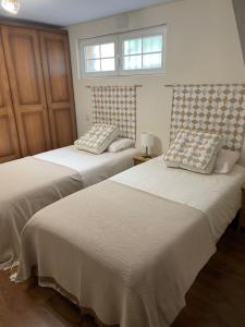 2 nebeneinander sitzende Betten in einem Schlafzimmer in der Unterkunft Good Vives Free SL in Madrid