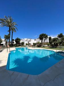 Bazén v ubytování Impeccable large apartment with immense terrace and private garden overlooking the mountain, featuring 2 bedrooms and sleeping up to 4 guests located 100 meters from Plaza Maestranza nebo v jeho okolí
