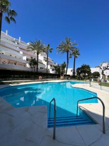 Bazén v ubytování Impeccable large apartment with immense terrace and private garden overlooking the mountain, featuring 2 bedrooms and sleeping up to 4 guests located 100 meters from Plaza Maestranza nebo v jeho okolí