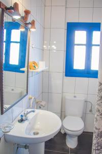 bagno con servizi igienici, lavandino e specchio di La Esperanza Beach- Zona Pubs y Restaurantes a Mojácar