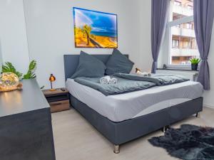 Säng eller sängar i ett rum på #221 Moderne City Wohnung im Herzen von Neuss