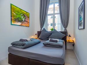 a bed in a room with a large window at #221 Moderne City Wohnung im Herzen von Neuss in Neuss