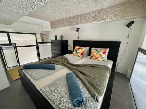um quarto com uma cama grande num quarto em Design Gallery INBP07 Studio Apartment #freeparking em Budapeste