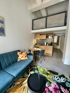 sala de estar con sofá azul y mesa en INBP07 Studio Apartment #freeparking en Budapest