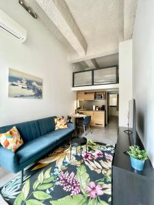 - un salon avec un canapé et une table dans l'établissement Design Gallery INBP07 Studio Apartment #freeparking, à Budapest