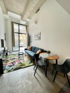 uma sala de estar com um sofá e uma mesa em Design Gallery INBP07 Studio Apartment #freeparking em Budapeste