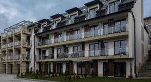 einen Außenblick auf ein Gebäude mit Balkonen in der Unterkunft Apartament Wiślany Sen in Wisła