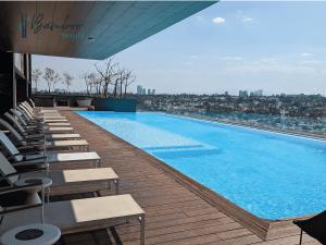 a large swimming pool on the roof of a building at Luxury Condo in Lobby33 near Andares By Bamboo in Guadalajara