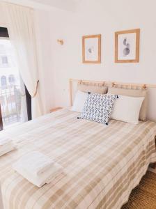 een witte slaapkamer met een groot bed met 2 kussens bij Bellavista V Cabo Roig in Cabo Roig