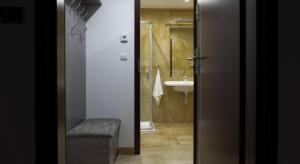 un bagno con doccia, lavandino e WC di Apartament Wiślany Sen a Wisła