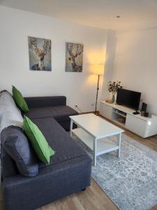 ファロにあるGrowIN Stay Downtownのソファとテーブルのあるリビングルーム