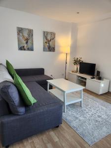 ファロにあるGrowIN Stay Downtownのソファとテーブルのあるリビングルーム