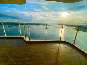 新山的住宿－Royal Strand Danga Bay Abang Payung，从游轮甲板上欣赏美景
