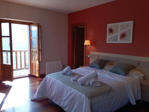 Hotel San Martino في بولا دي لينا: غرفة نوم بسرير كبير عليها مناشف