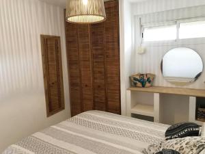 a bedroom with a bed and a large mirror at Bonito apartamento con vistas al mar in Las Negras