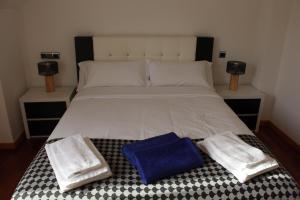 a bedroom with a bed with two towels on it at Exclusiva casa con piscina en Gondomar in Gondomar