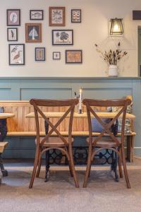 Khu vực ghế ngồi tại The Old Mill Inn +30 ảnh