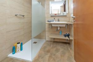 Kúpeľňa v ubytovaní Loft con terraza centro Valencia + 25 fotografií